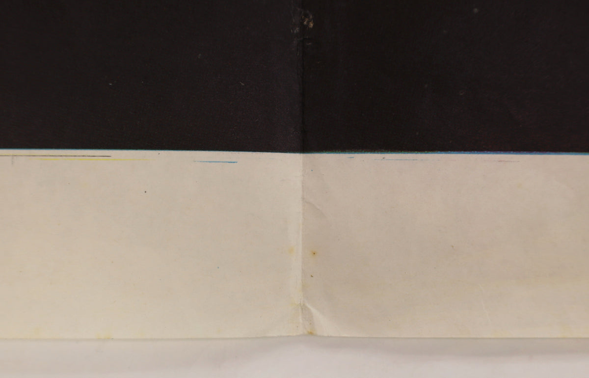 Close-up of fold intersection and light handling wear on the lower portion of the Alien Italian poster.