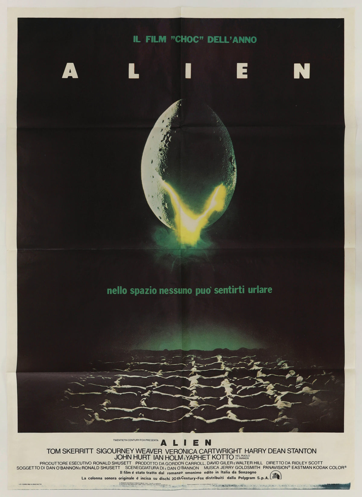 Original Alien 1979 Italian Due Fogli movie poster featuring the iconic glowing cracked egg against a black background with Italian text.